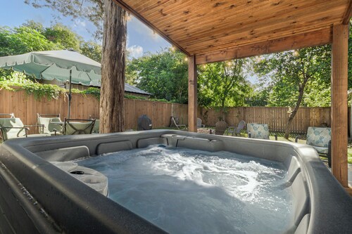 Walk to Stadium*Hot Tub*Fire Pit*Secure Parking