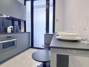 Réfrigérateur, micro-ondes, four, cafetière/bouilloire