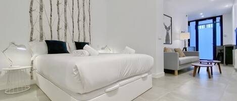 Tabla de planchar con plancha, acceso a internet y ropa de cama