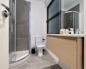 Douche, sèche-cheveux, serviettes fournies