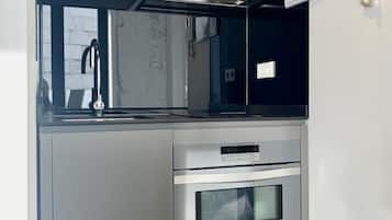 Frigorífico, microondas, horno y cafetera o tetera