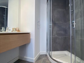 Dusche, Haartrockner, Handtücher