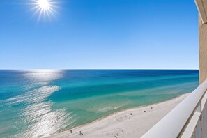 Een strand met helder turquoise water en een zandstrand.