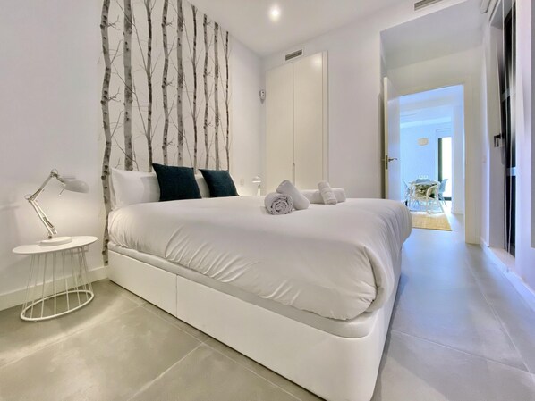 2 bedrooms, iron/ironing board, internet, bed sheets