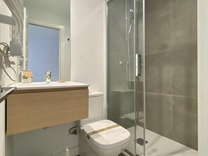 Douche, séchoir à cheveux, serviettes fournies