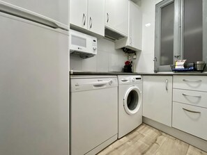 Frigorífico, microondas, lavavajillas y cafetera o tetera