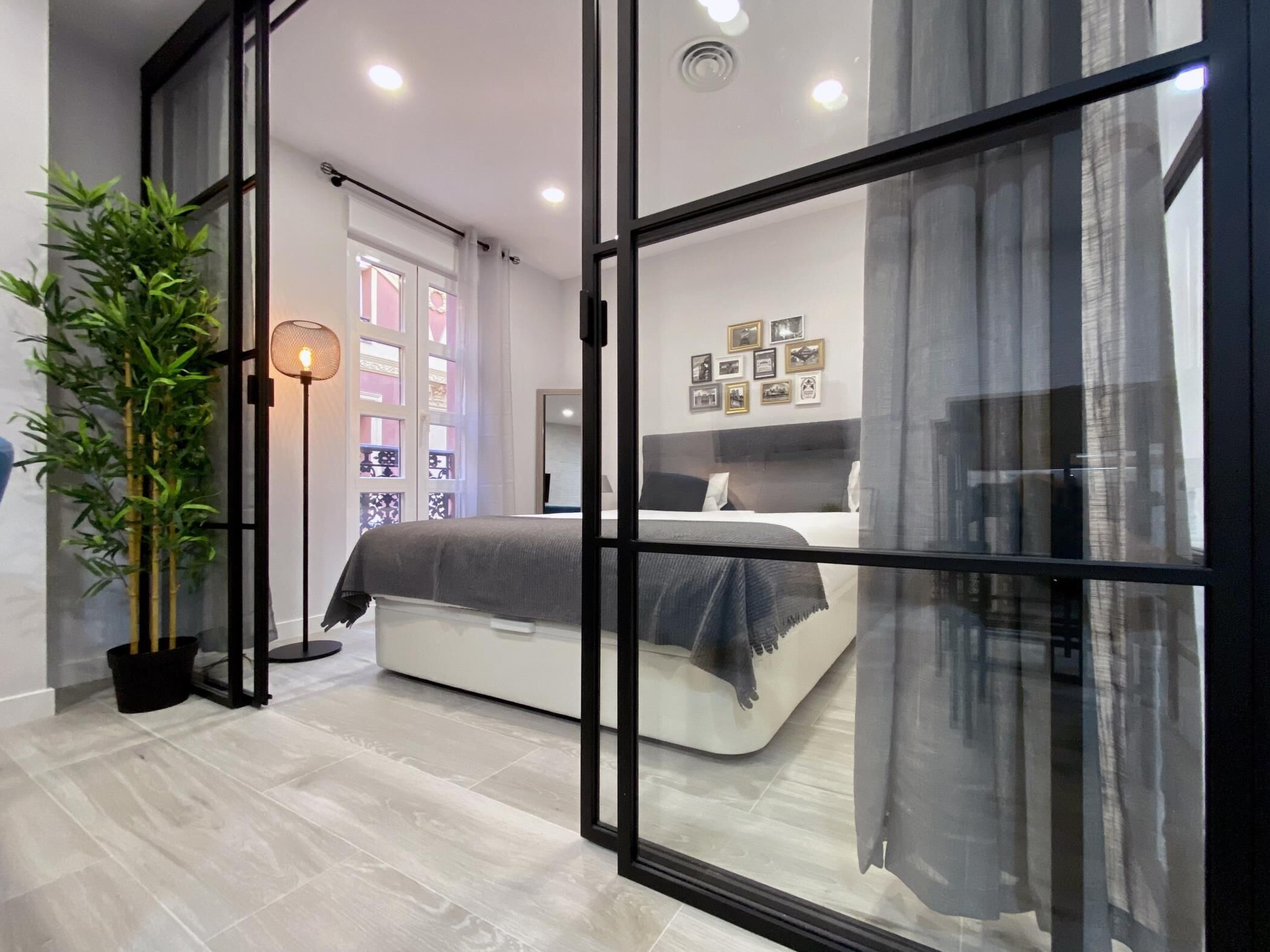 1 slaapkamer, een strijkplank/strijkijzer, internet, beddengoed