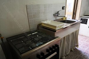 فرن، غلّاية كهربائية، مطحنة قهوة، مستلزمات طهي/أطباق/أوعية