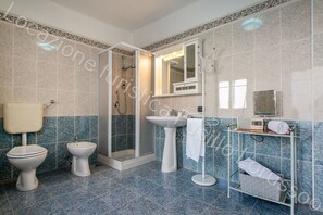 Bruser, bidet, håndklæder