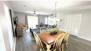 Interior - 3 Bed 2.5 Bath, Pet friendly with HotTub, walk to public beach (North Myrtle Beach)