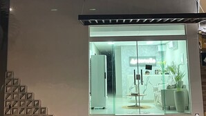 Um edifício moderno com fachada de vidro com a inscrição "Antonia".