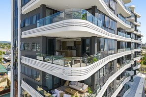 Exterior - Stunning Views just steps to Palm Beach (Palm Beach)