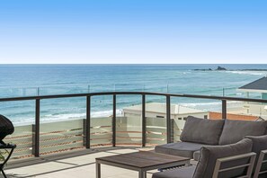 Property grounds - Stunning Views just steps to Palm Beach (Palm Beach)