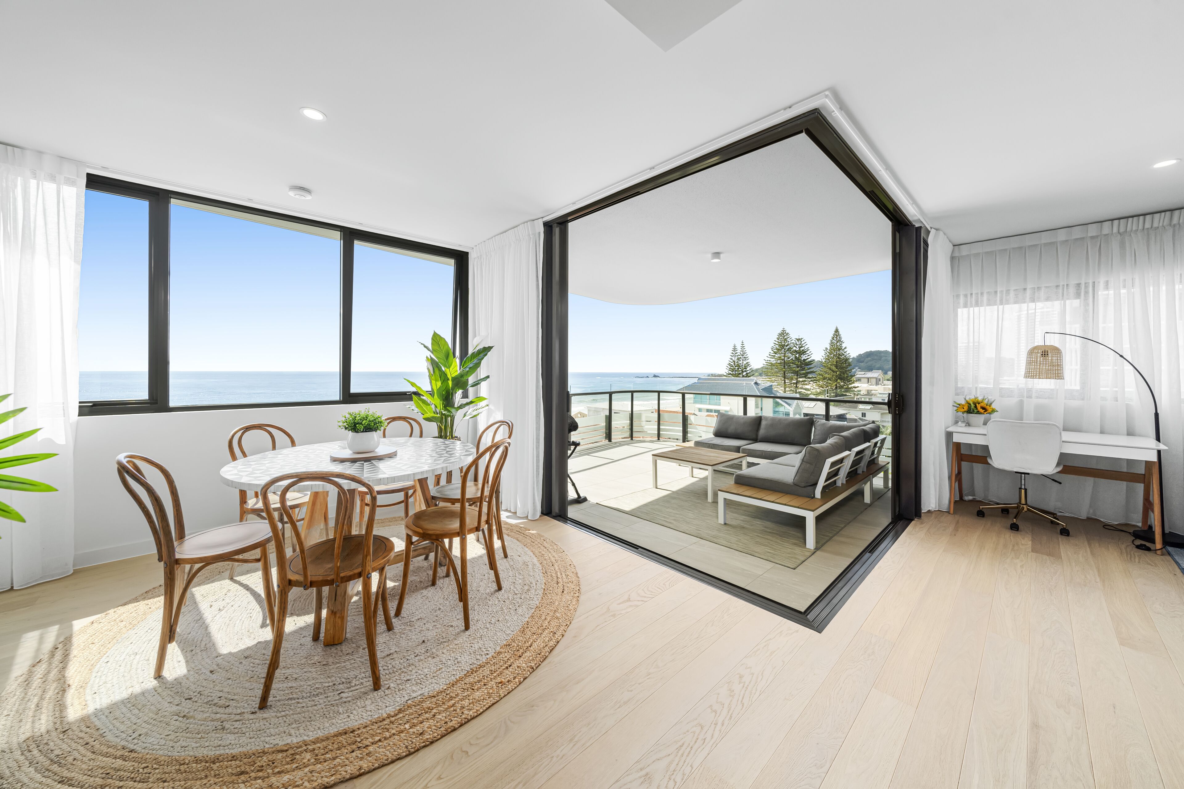 Smart-TV, bøker og stereoanlegg