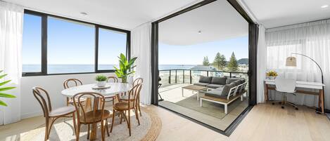 TV connectée, livres, chaîne hi-fi