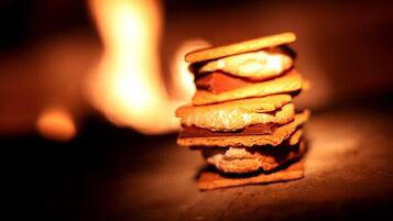 Serveert ontbijt, diner, Amerikaanse gerechten, uitzicht op de tuin