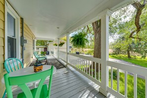 Outdoor dining - Quaint & Family-Friendly Watertown Farmhouse! (Watertown)