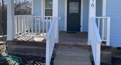 Dog friendly NON SMOKING Cottage 1 block from Town Square