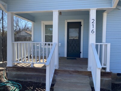 Dog friendly NON SMOKING Cottage 1 block from Town Square