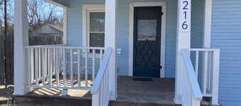 Dog friendly NON SMOKING Cottage 1 block from Town Square
