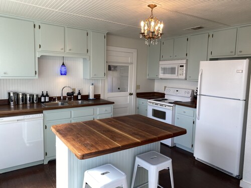 Dog friendly NON SMOKING Cottage 1 block from Town Square