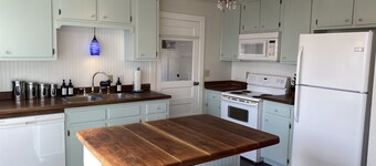 Dog friendly NON SMOKING Cottage 1 block from Town Square