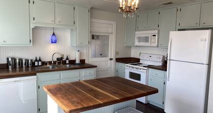 Dog friendly NON SMOKING Cottage 1 block from Town Square