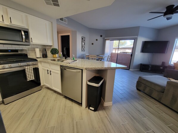 Refrigerador, microondas, horno y parrilla de estufa 