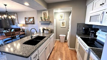 雪櫃、微波爐、焗爐、爐具