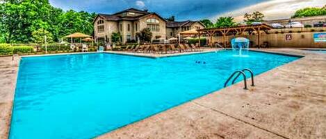 Alberca techada y alberca al aire libre