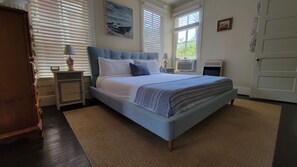 1 bedroom, desk, iron/ironing board, free WiFi - Anchors Aweigh - 1/1 King with full kitchen - EEHD - Walk Downtown or Cruises (Galveston)