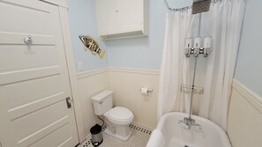 Combined shower/bathtub, hair dryer, towels, soap - Anchors Aweigh - 1/1 King with full kitchen - EEHD - Walk Downtown or Cruises (Galveston)