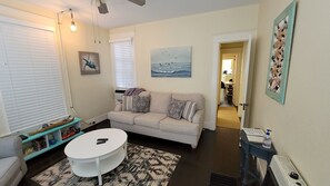 Smart TV, DVD player, books, video library - Anchors Aweigh - 1/1 King with full kitchen - EEHD - Walk Downtown or Cruises (Galveston)