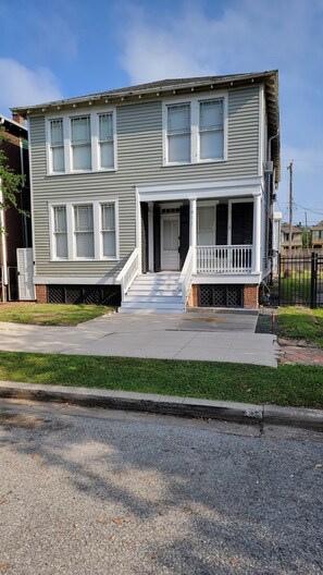 Exterior - Anchors Aweigh - 1/1 King with full kitchen - EEHD - Walk Downtown or Cruises (Galveston)