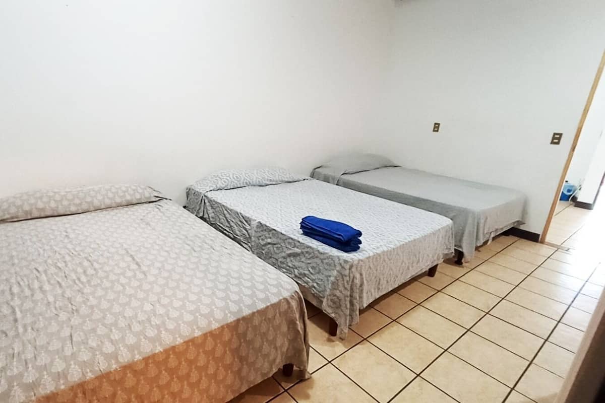 Quarto básico | Wi-Fi de cortesia, roupa de cama