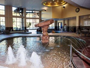 Alberca techada y alberca al aire libre