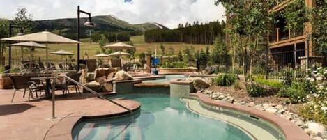 Una piscina techada, una piscina al aire libre
