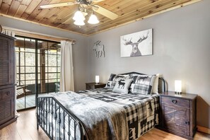 2 bedrooms, iron/ironing board, free WiFi, bed sheets - Cozy Cabin Retreat: Hot Tub & Close to Smoky Mountain Attractions (Sevierville)