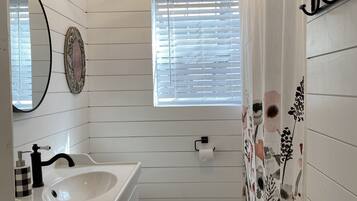 Combined shower/bathtub, hair dryer, towels, soap