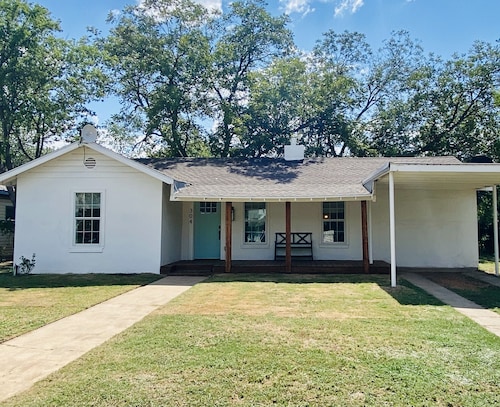Hollywood House sits in a quiet neighborhood.
