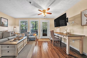 Living area - 23 Mountain Crest, Snowshoe, WV - Country Chic (Snowshoe)