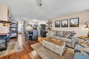 Open floor plan. Plenty of seating for adults and children. Wood burning fireplace. Wood provided. - 23 Mountain Crest, Snowshoe, WV - Country Chic (Snowshoe)
