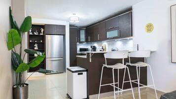 Refrigerador, microondas, horno y cafetera y tetera