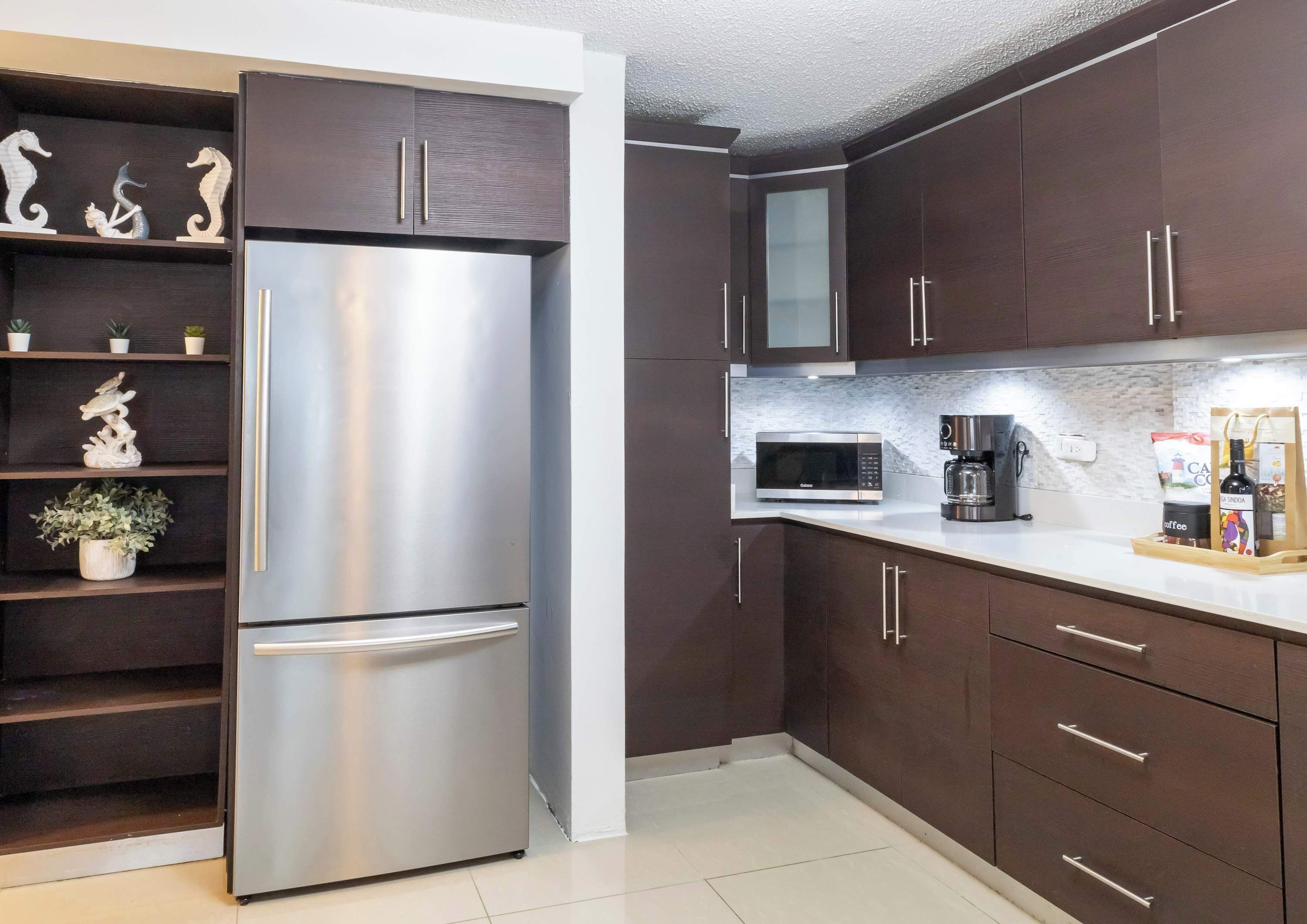 Refrigerador, microondas, horno y cafetera y tetera 