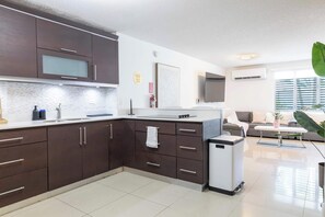 Fridge, microwave, oven, coffee/tea maker - AQUA Ville Moderna 3 · Serene Poolside Hideaway (Dorado)