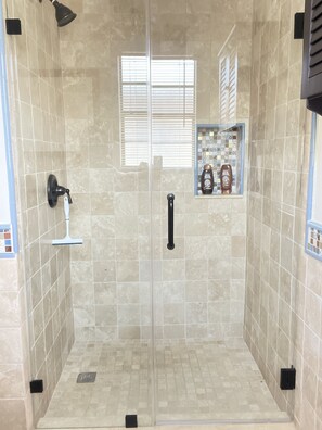 Combined shower/tub, hair dryer, towels - BeachHouse @ Sombrero & Ocean access w/45’ Dock, kayaks and Bikes. (Marathon)