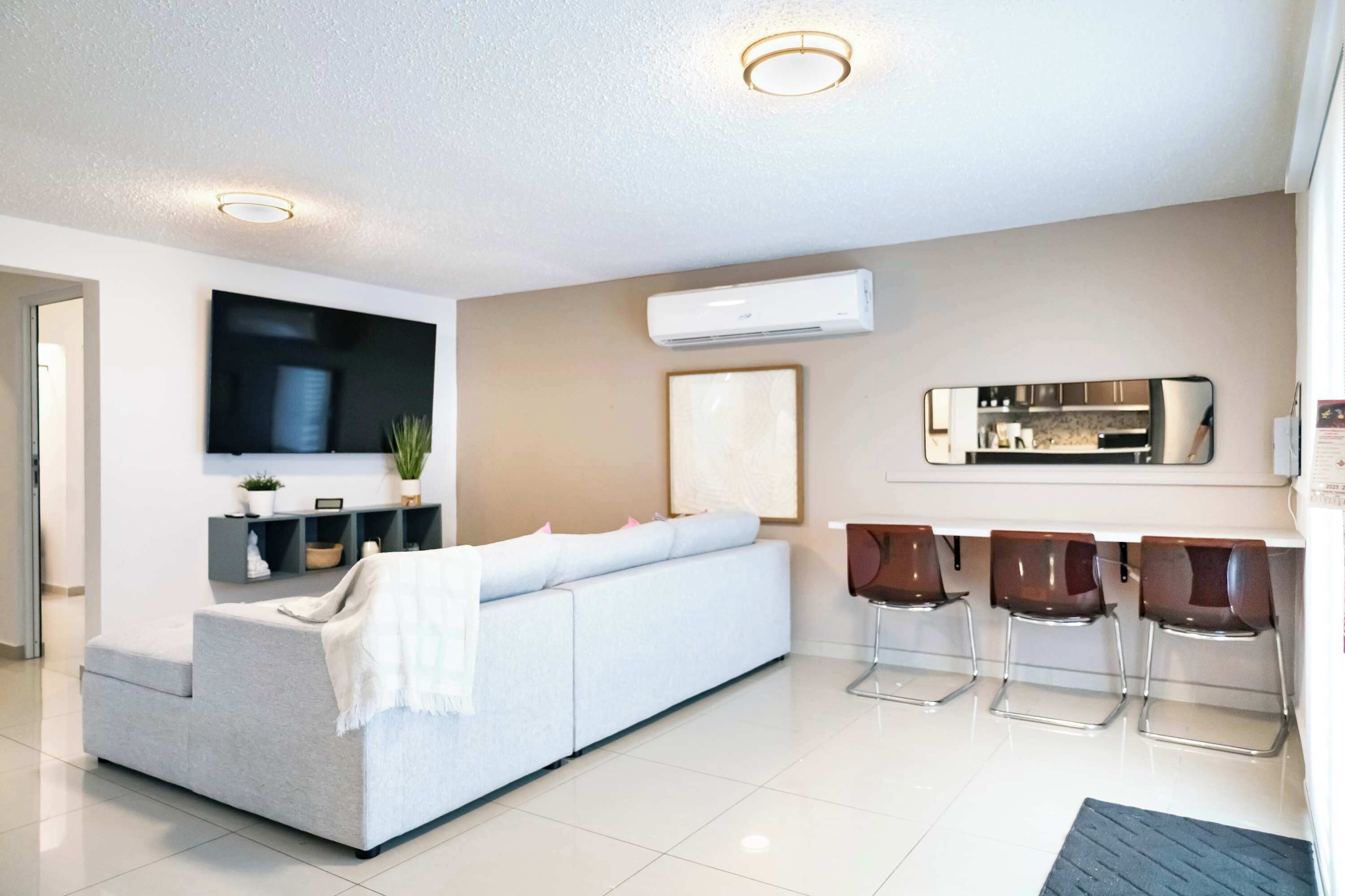 Televisión y oficina 