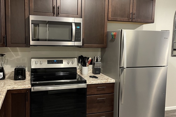 Frigorifero, microonde, forno, piano cottura