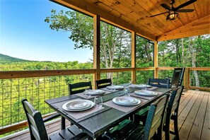 Outdoor dining - Mt. Views! A+ Location! Hot Tub! Arcades! Fire Pit! Swing! Privacy! 5miles to PF (Sevierville)