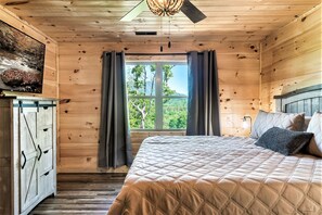 4 bedrooms, desk, iron/ironing board, travel cot - Mt. Views! A+ Location! Hot Tub! Arcades! Fire Pit! Swing! Privacy! 5miles to PF (Sevierville)